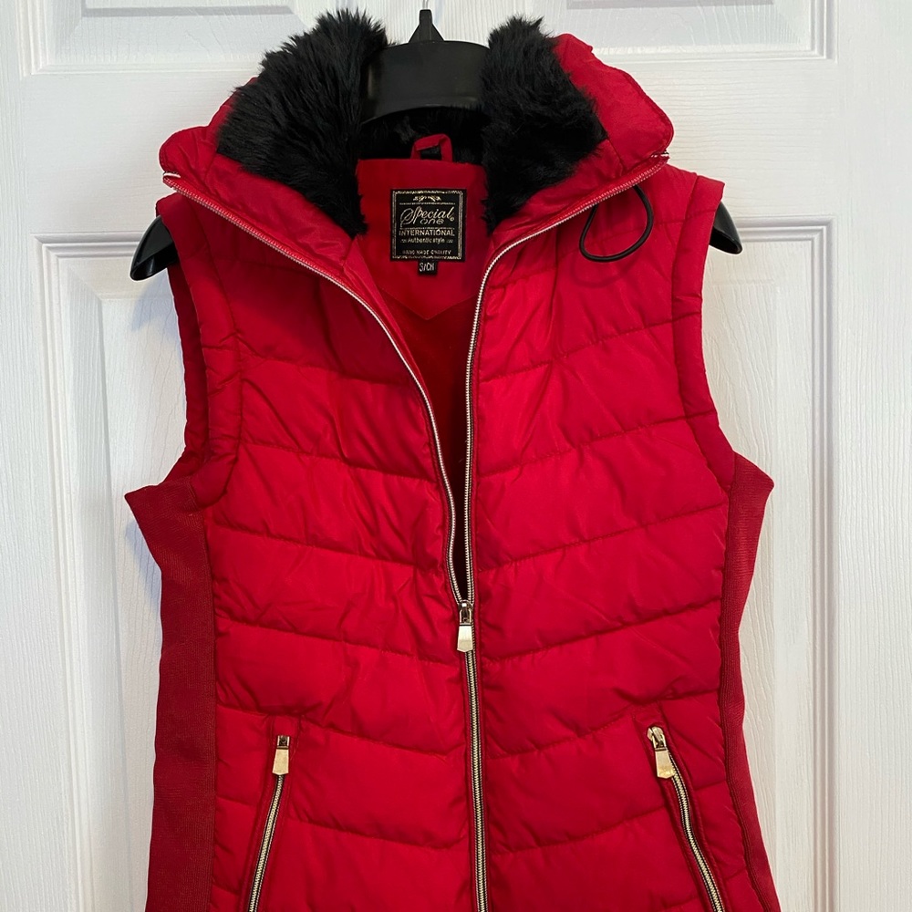 Red vest size S